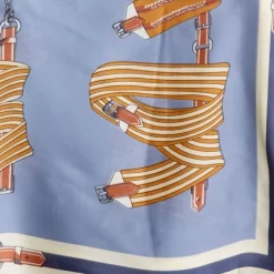 Carré toucher soie à fleurs et papillons liseré bleu ciel 90x90cm TORRENTE