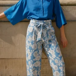 Pantalon carotte peony bleu clair fleurs blanches Femme ANTIK BATIK