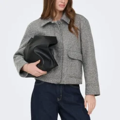 Veste courte sanne bouclée avec poches Femme ONLY